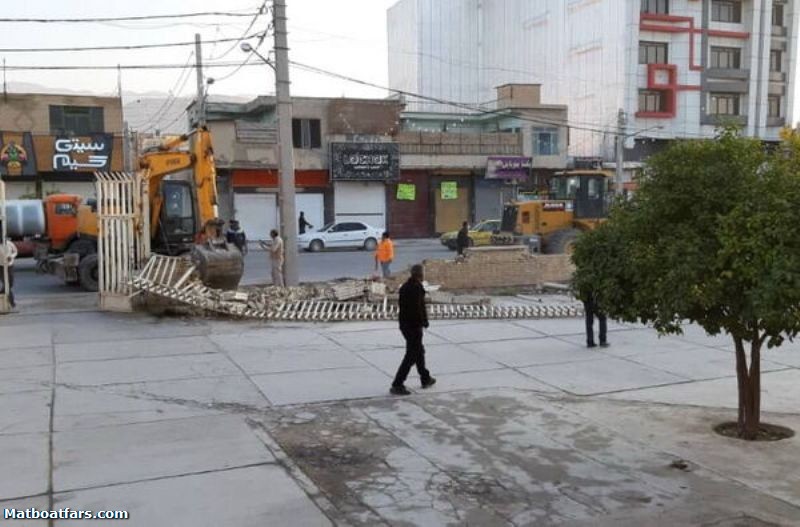 شهرداری کازرون، دیوار بانک را تخریب کرد