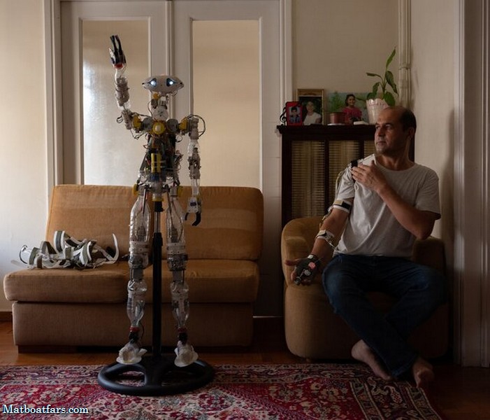 پناهجوی افغان با بطری نوشابه ربات ساخت