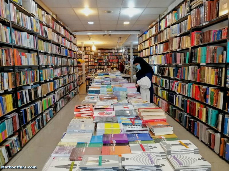 تخفیف پاییزه و عضویت رایگان در کتابخانه‌ها هدیه‌ای به کتابخوان‌ها